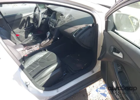 2015 Ford Focus Titanium z USA, uszkodzony, nr VIN 1FADP3J23FL383637